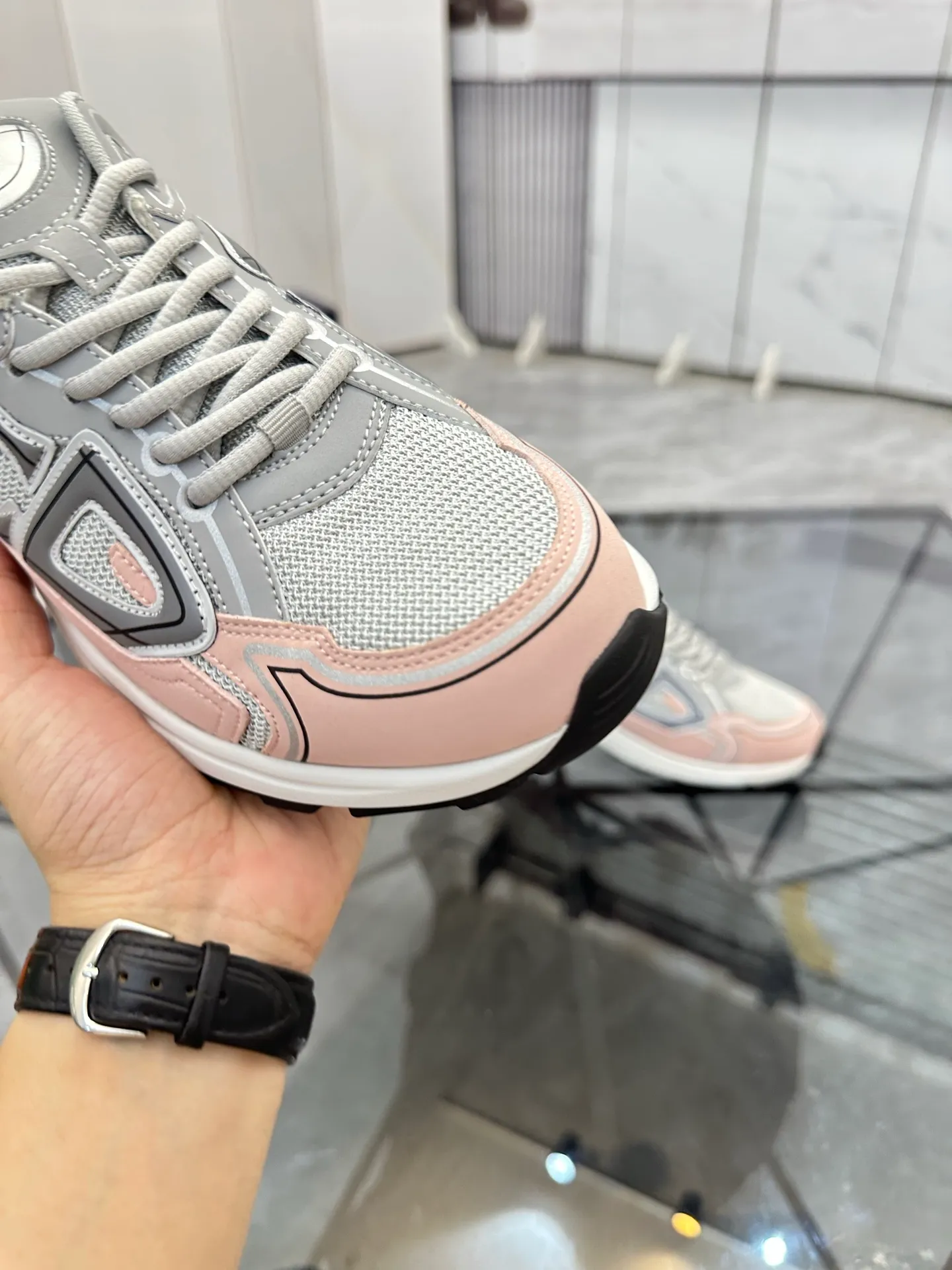 Men's shoes: 💰P400¥ Available in Guangzhou Product trademark: Dior* "Dior*" low-top casual shoes Regular size: 35-46 (can be customized to 47) Couple style Product materials: Upper imported cowhide stitched with original fabric, breathable lining, ultra-light foam original outsole. No.: 007